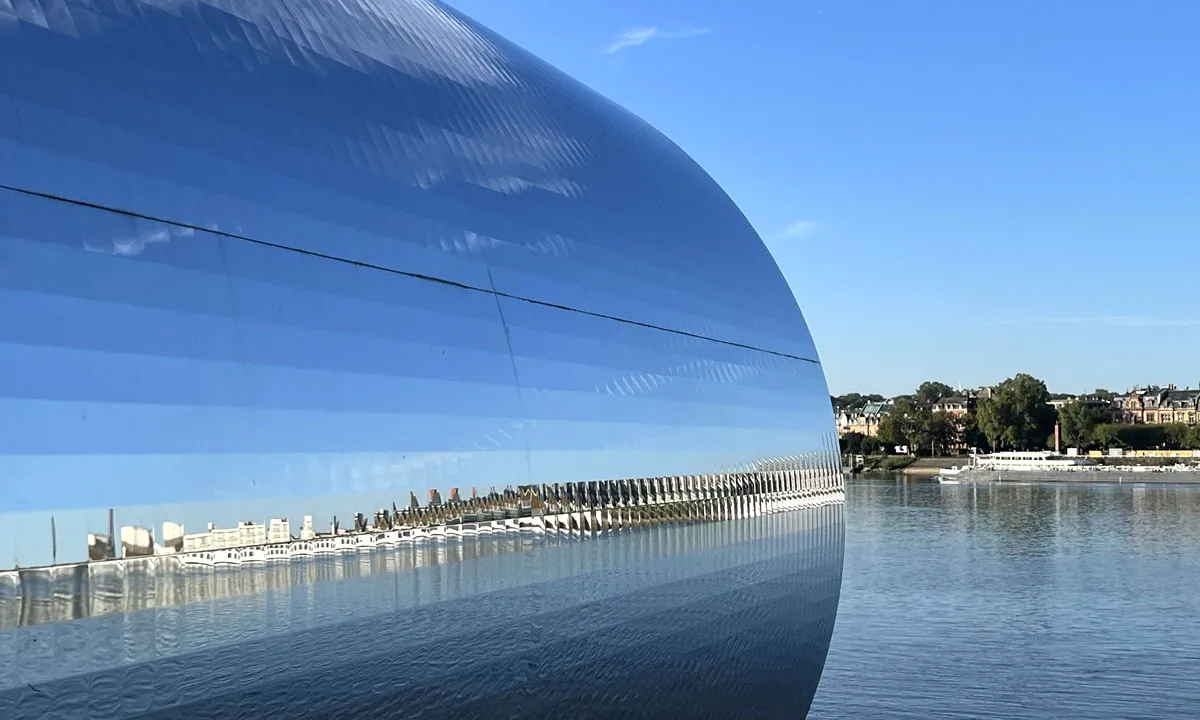 Kunstobjekt mit Spiegeln und Blick über den Rhein auf die Stadt Mainz &middot; Neyer & Lorenz GmbH